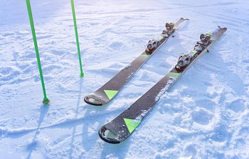skis